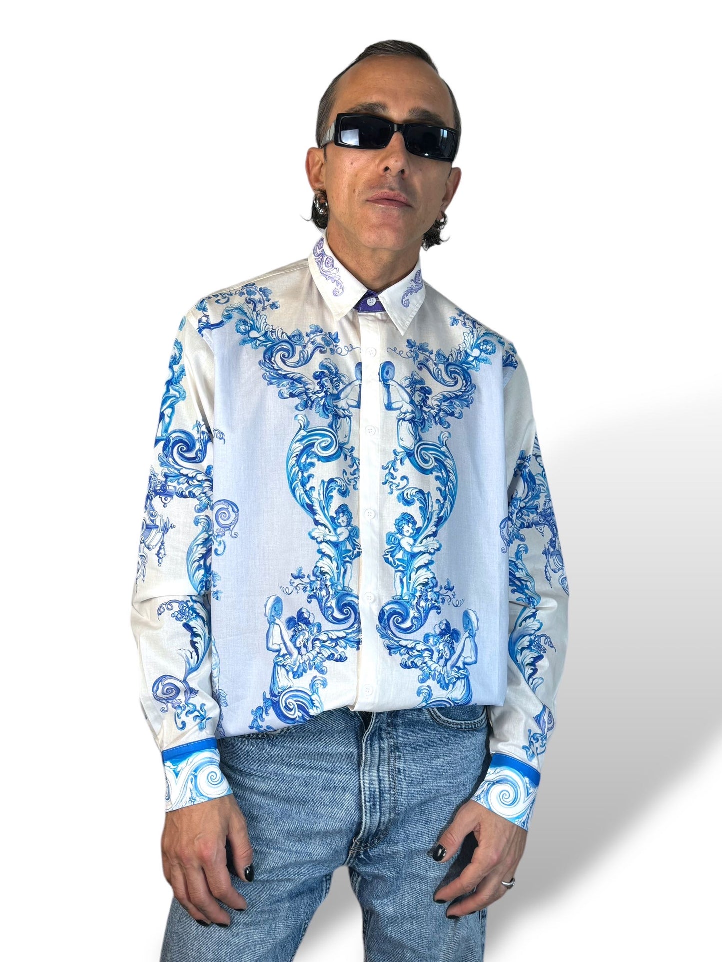 Camicia in cotone bianca con decorazioni barocche blu stampate